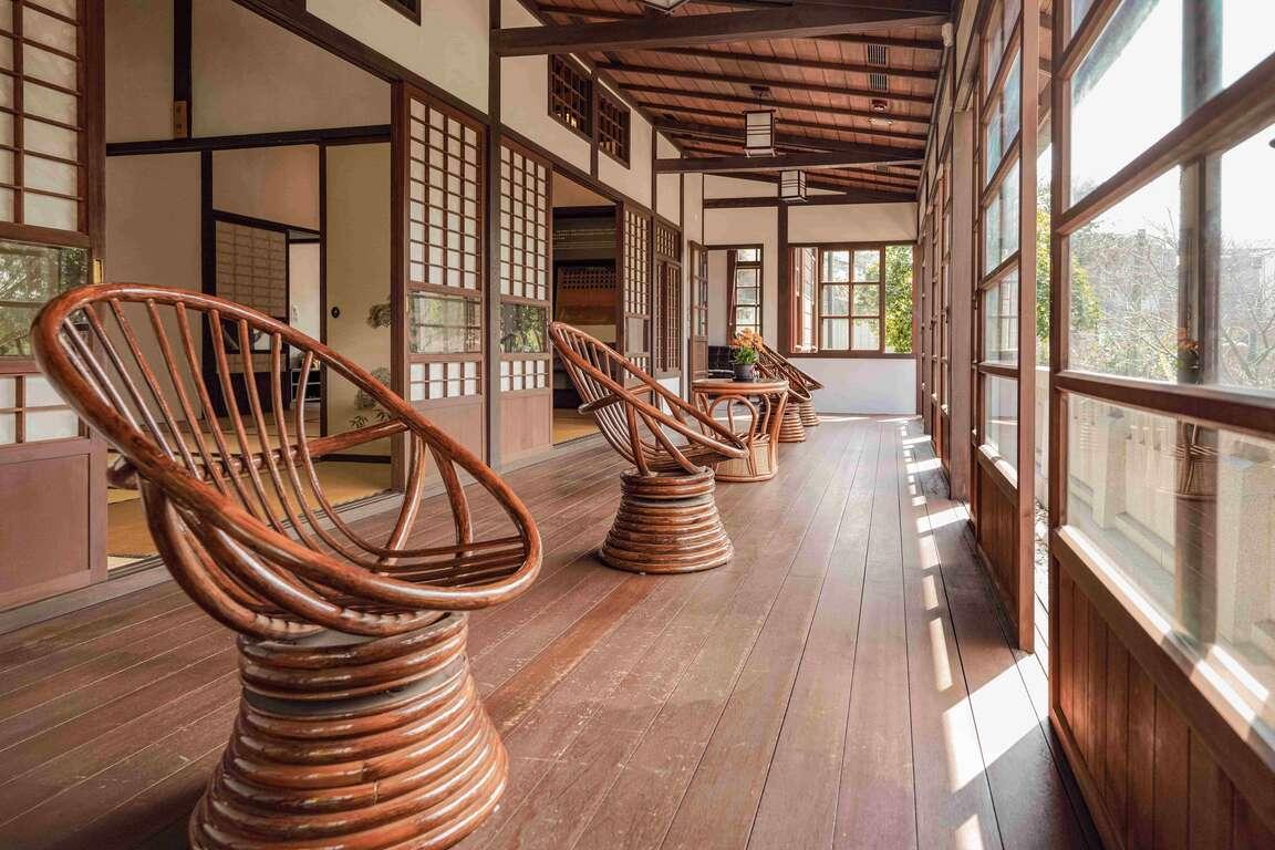 日式建築中常見到用來休憩賞景的緣側(室內廊道)