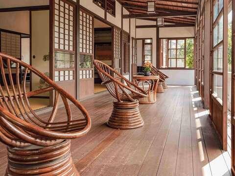日式建築中常見到用來休憩賞景的緣側(室內廊道)