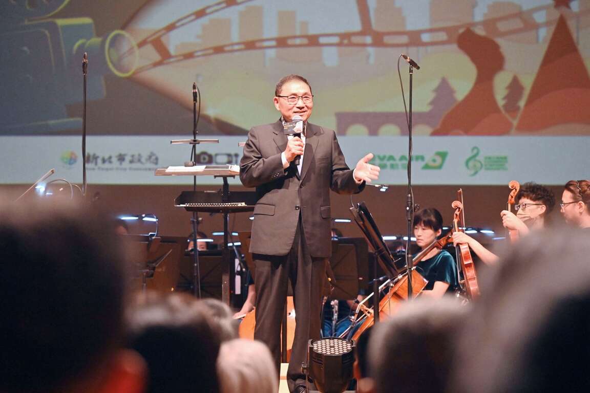 侯友宜感謝長榮航空的支持，讓新北紀錄片上國際航線，今（7）晚15週年音樂會正式啟動2025新北天際影展。