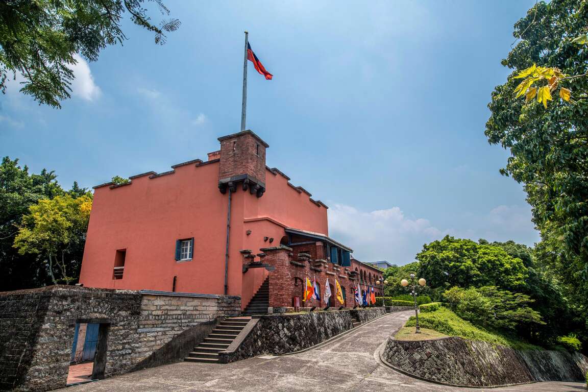 淡水紅毛城以經典的紅磚堡壘建築矗立於淡水港口,是影視作品熱門拍攝地。