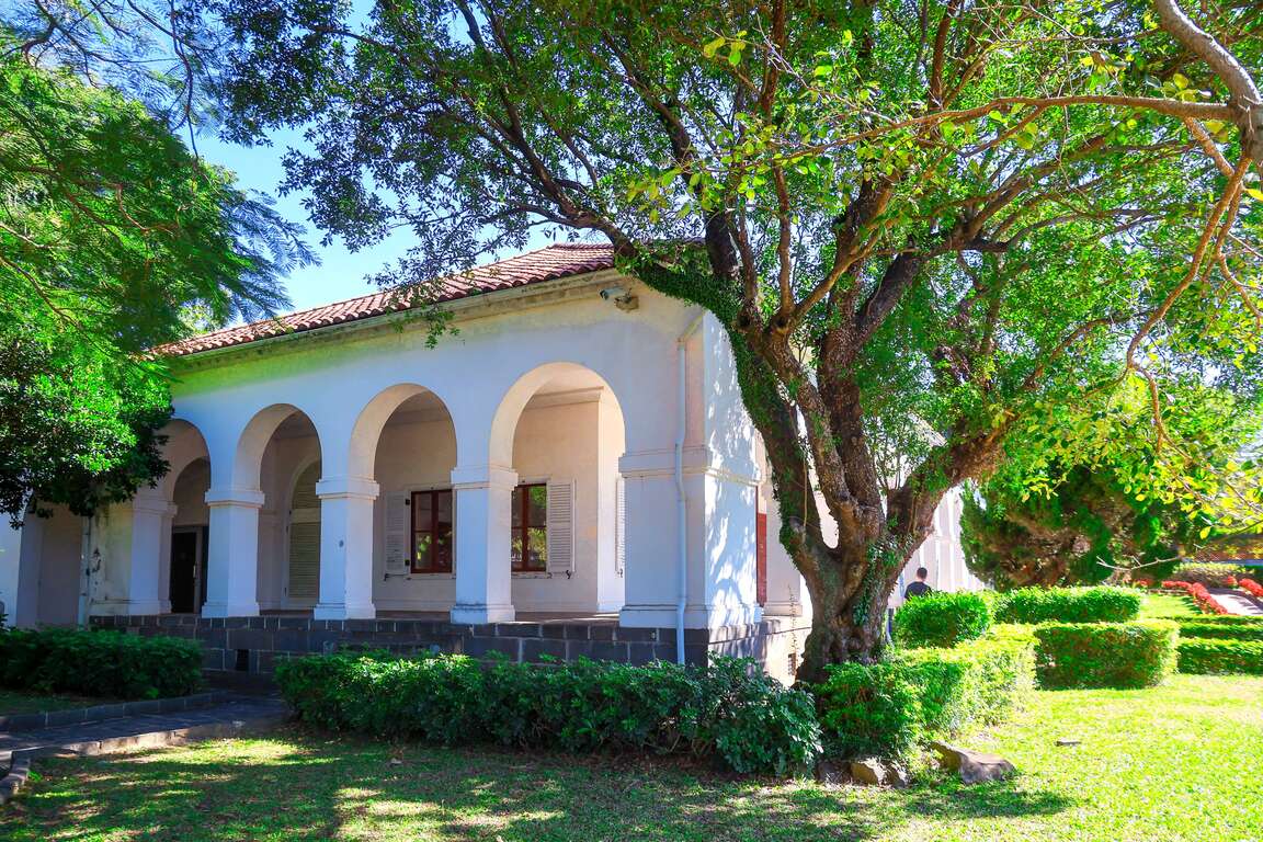 淡水小白宮逾百年歷史的西班牙白堊迴廊式建築,是影集《國際橋牌社》與電影《不能說的.秘密》的拍攝場景。