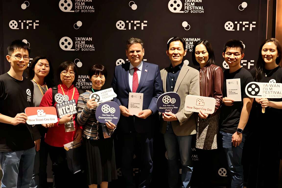 新北市政府新聞局謝麗蘭副局長（左4)、駐波士頓辦事處廖朝宏處長伉儷(右3、4)、莫爾登市Gary Christenson市長（中）共同與會參與2025波士頓台灣影展。