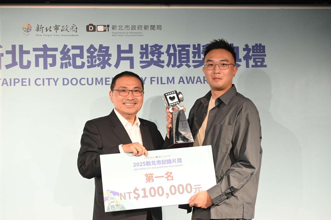 侯友宜頒發今年首獎予探討蜜蜂生態危機的齊柏林環境紀錄獎《讓蜜蜂回家》導演徐仲彥。
