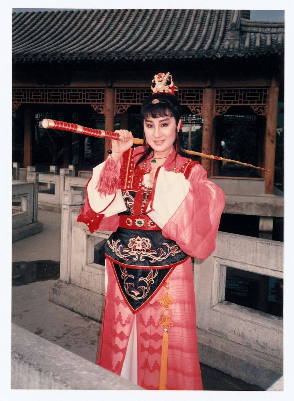 4公視 台視 國家影視聽中心_世紀初戀 楊麗花_紀錄片_楊麗花1989年製作、主演《紅樓夢》歌仔戲，收視率頻頻刷新紀錄，更紅遍全世界，榮獲英國女王伊莉莎白二世邀請演出，但最後因檔期排不出來而無法成行