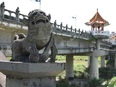 長福橋上有38隻裝飾用的石獅子