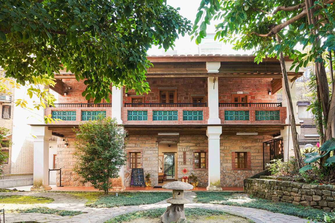 隔合了中式花窗、紅磚與西式白柱的木下靜涯舊居