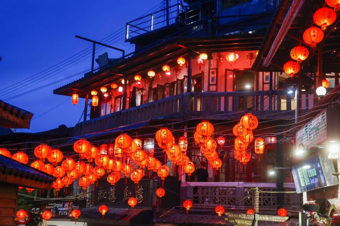 在紅燈籠的襯托下九份更顯迷人