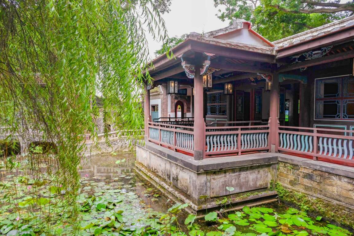 板橋林本源園邸涼亭與柳葉