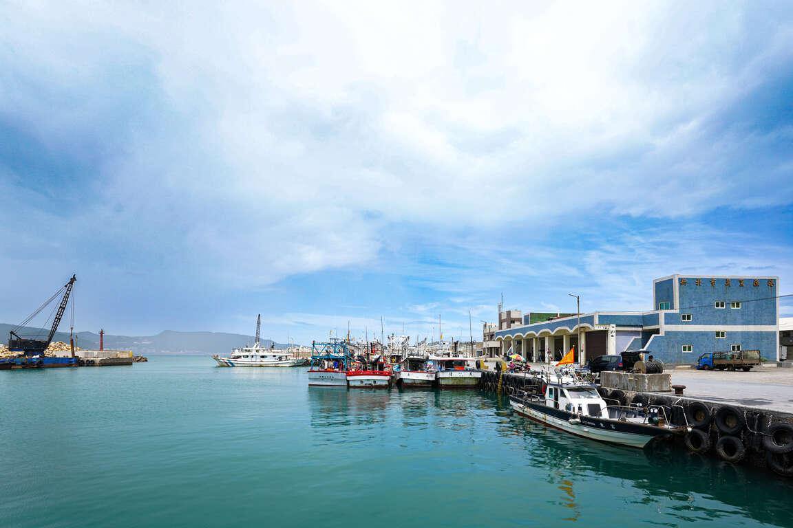 蔚藍海水的萬里漁港