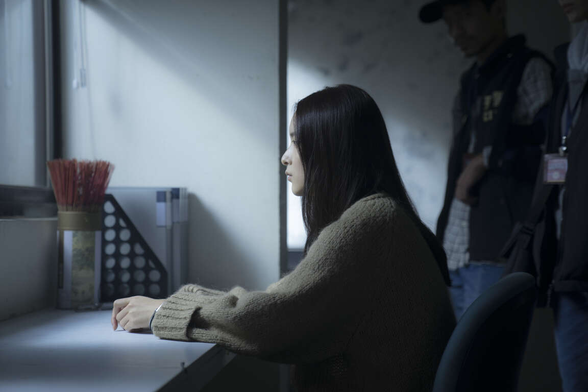 上銬嫌疑人