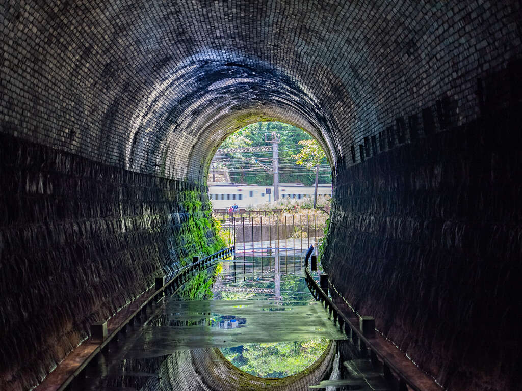 隧道口的水池倒影設計