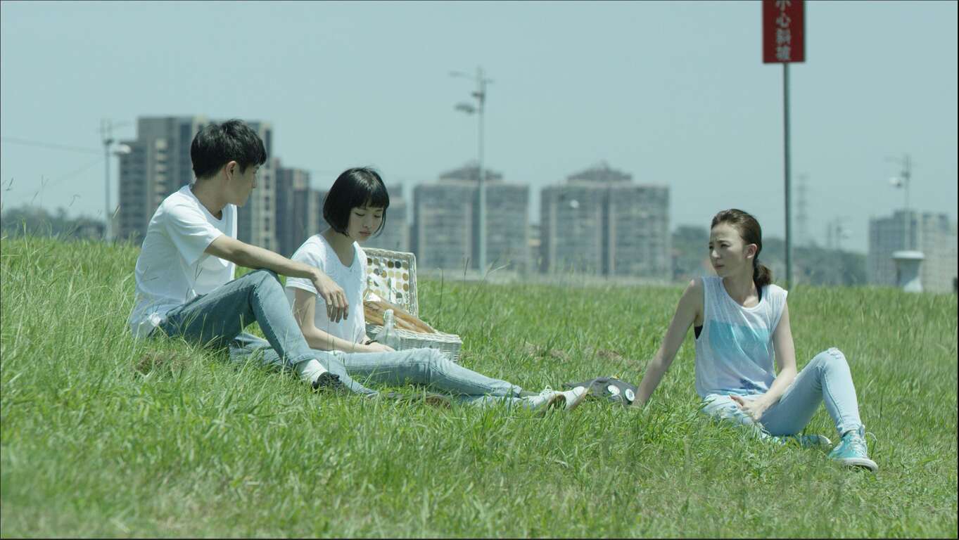 《等，等》拍攝三個腳色談話