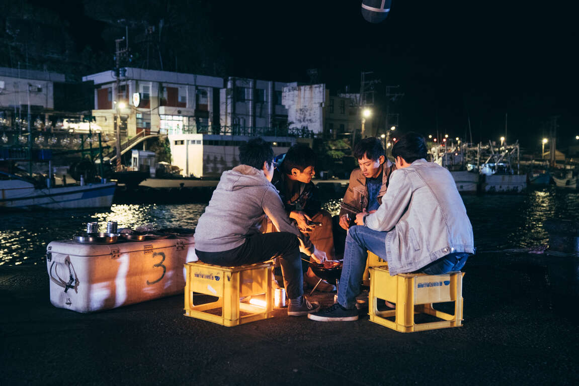 地圖的盡頭拍攝演員們在碼頭邊烤肉