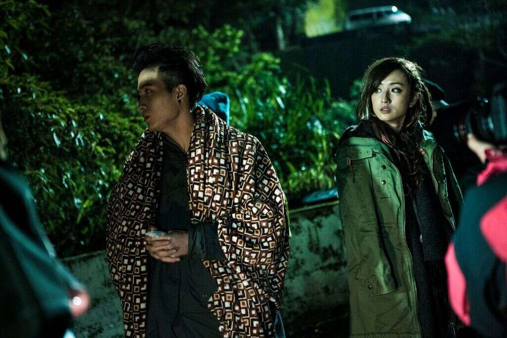 《目擊者》 工作照 演員披毯子休息