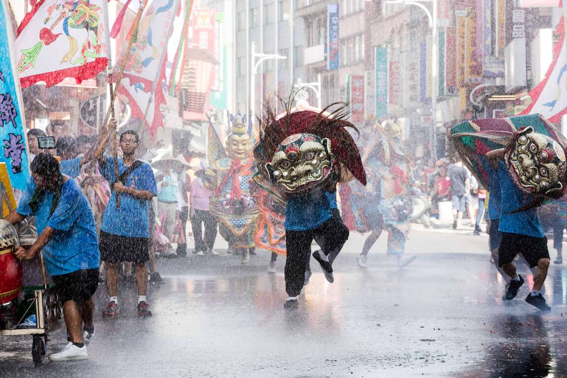 《大尾鱸鰻2》福佑廣場工作照 拍攝雨中廟會表演