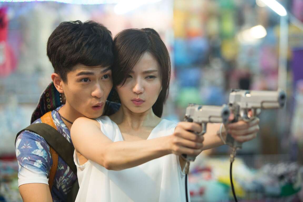 《極樂宿舍》 劇照 演員遊玩夜市射擊遊戲