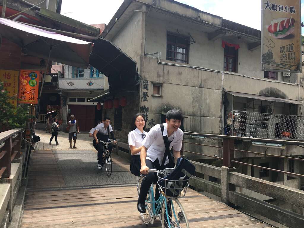 《早安公主》 嶺腳車站及周圍 工作照 拍攝演員騎乘單車