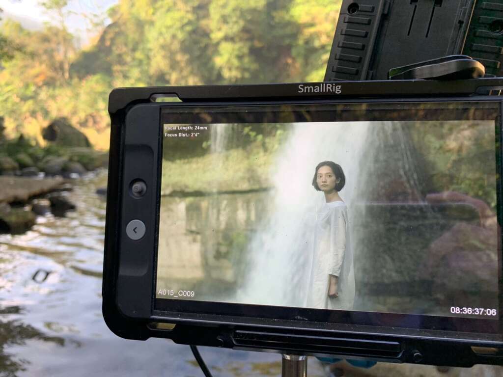 電視電影《月亮女孩》拍攝女性獨自在瀑布前
