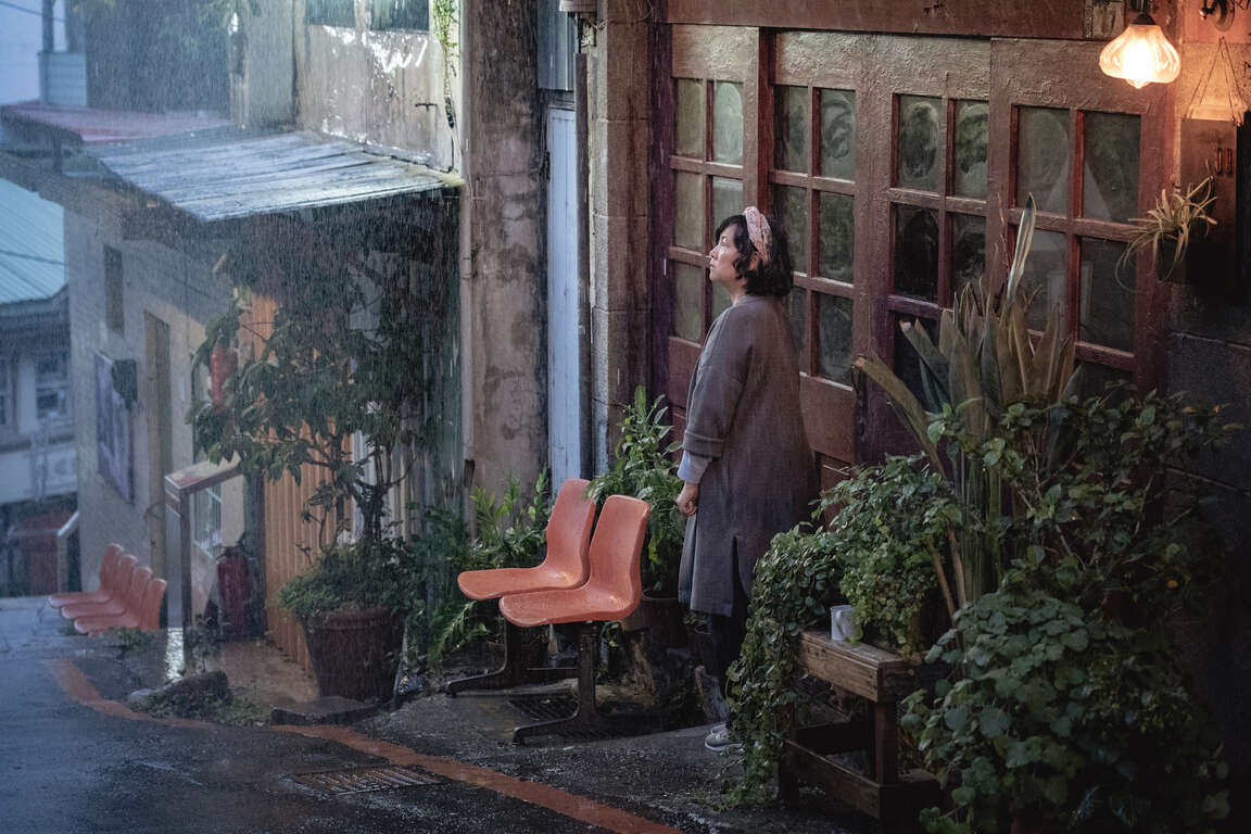 網路電影《雨天的日子》 拍攝腳色佇立於建築前