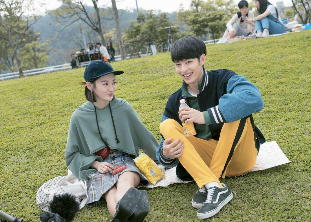 人際關係事務所-腳色坐於墊上