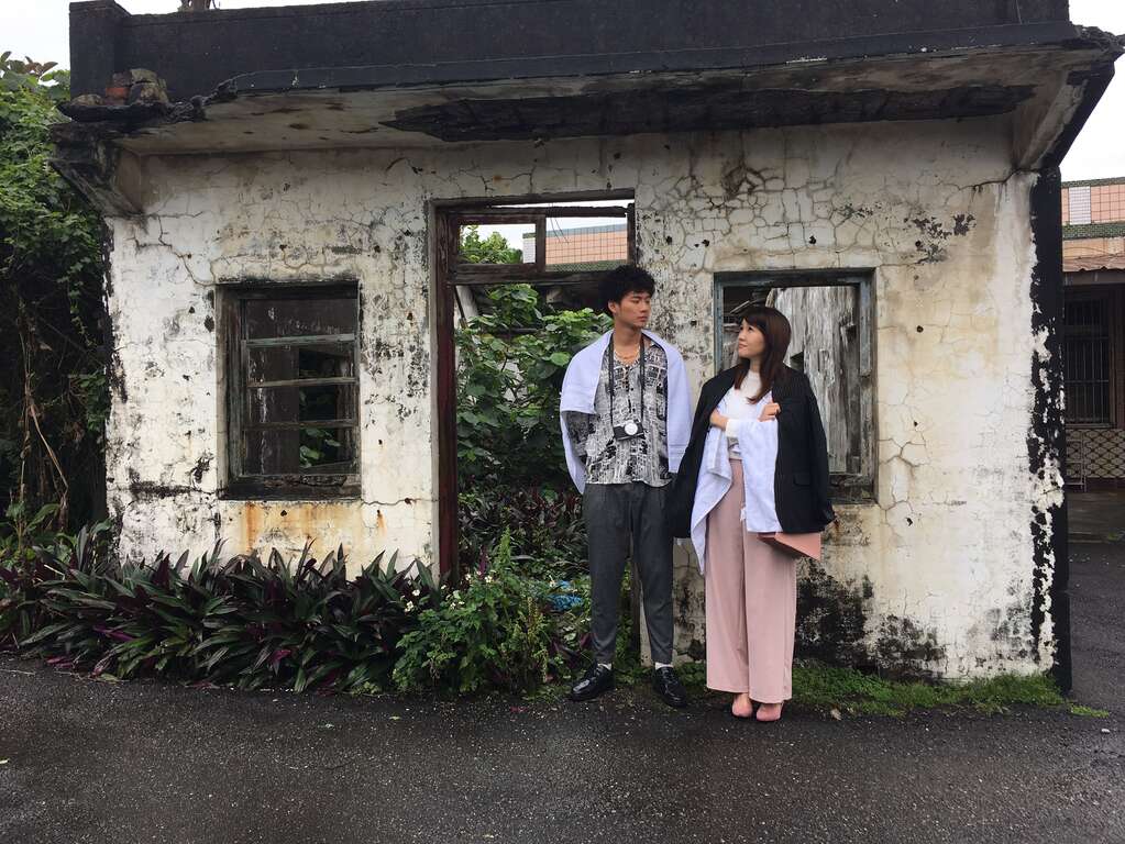 月村歡迎你-演員在馬崗漁港小屋前