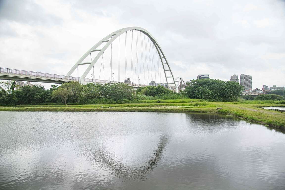 新月橋與倒影