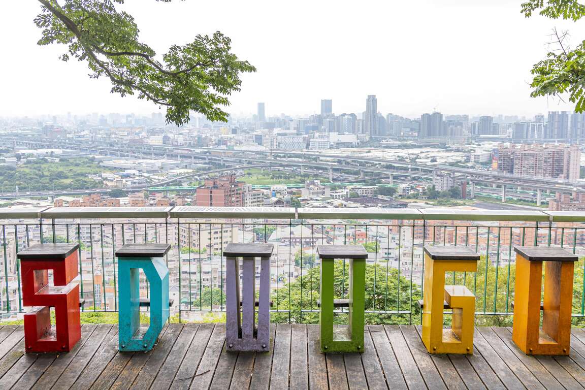第6層觀景平台上的「SDWUGO」創意文字椅