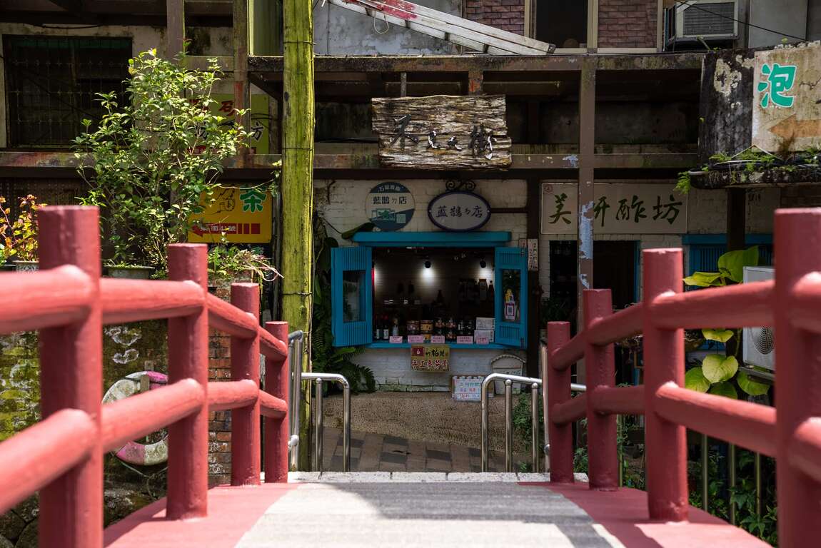 橫跨溪流的橋