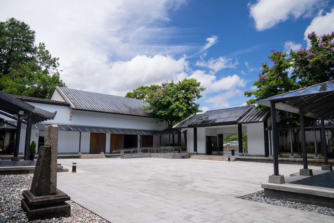 藍天白雲下的坪林茶博館