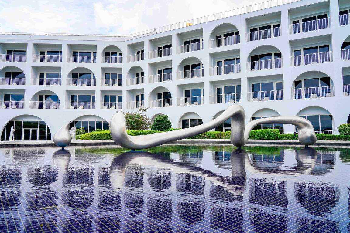 園區建築以純白的拱型洋樓設計_0