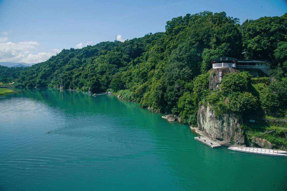 碧綠湖水與巨石上的「碧潭」二字相輝映