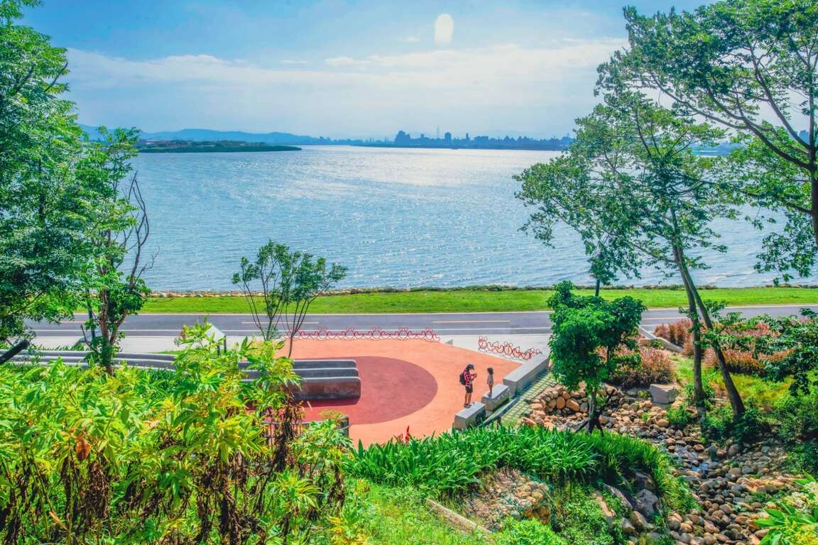 五股 山水匯集廣場可飽覽淡水河與觀音山風光