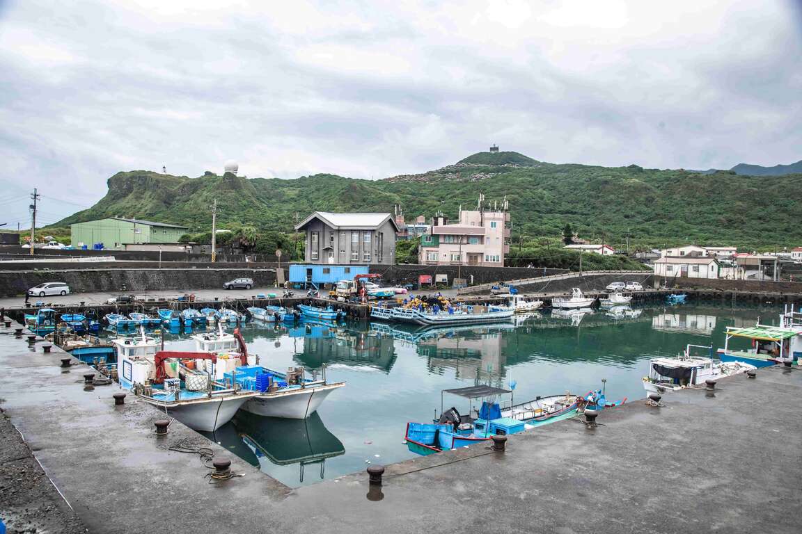 馬崗漁港裡的船隻林立