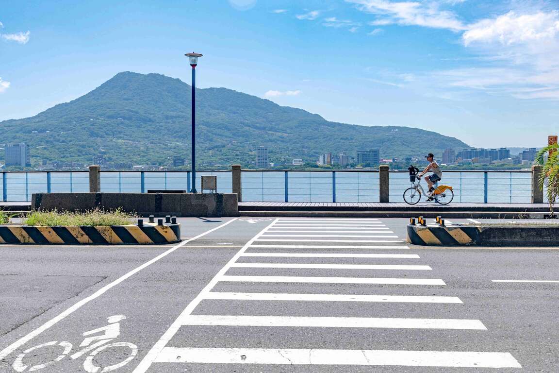 騎乘在金色水岸沿途木棧道相當愜意