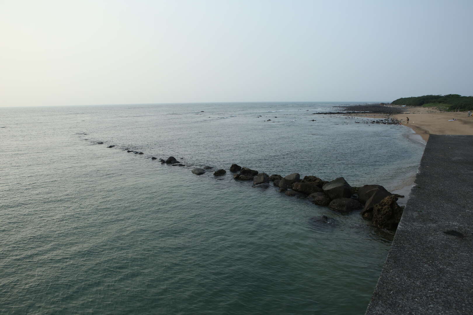 六塊厝漁港海平面