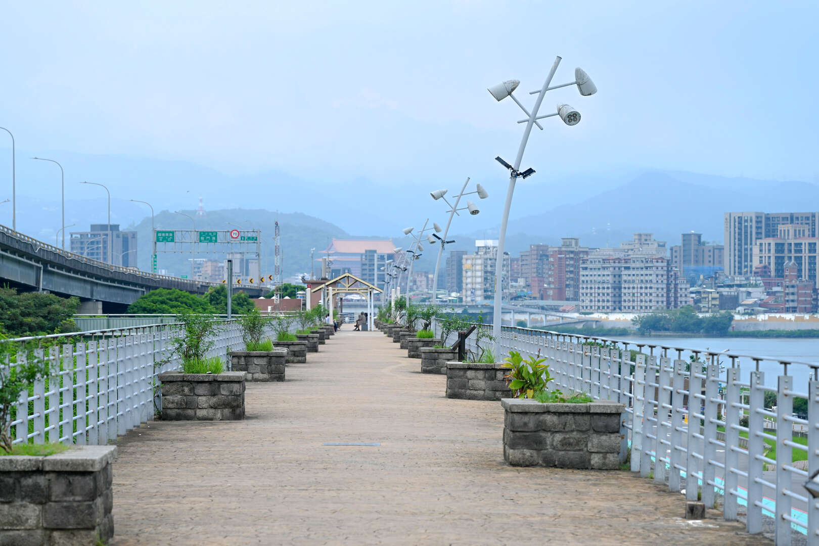 忠孝橋河堤及道路