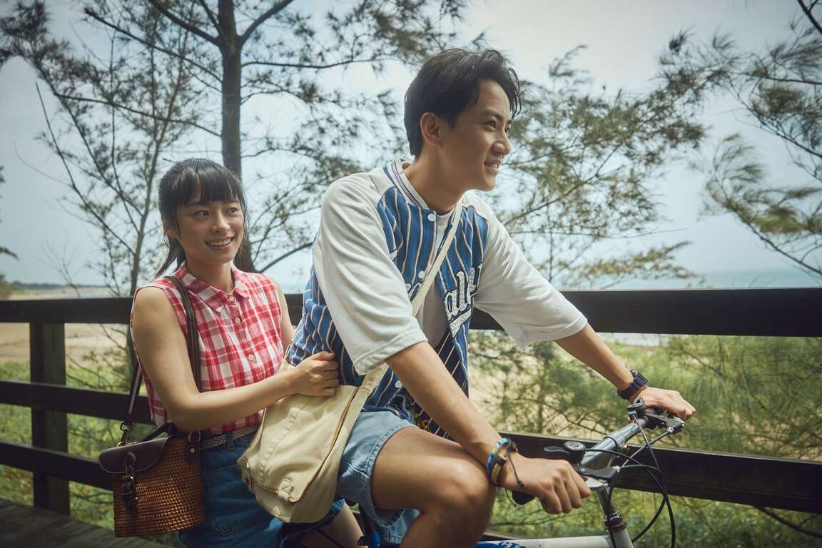 開心載著女角