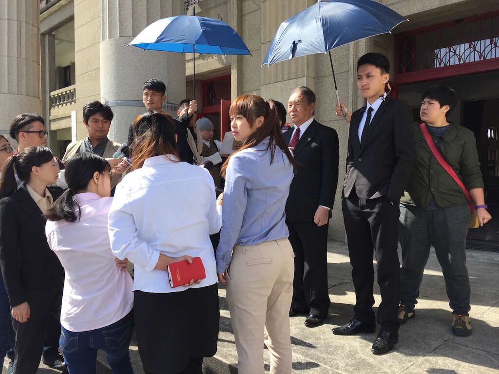 《血觀音》拍攝角色被攔住接受記者訪問