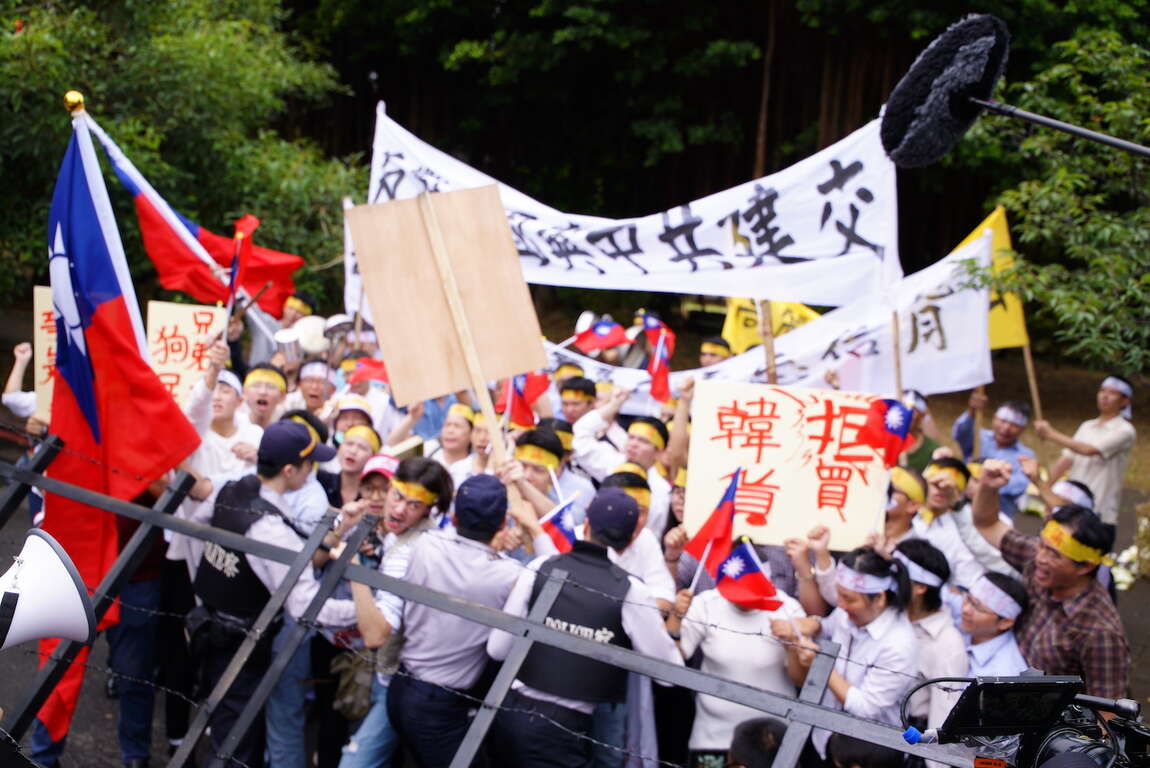 《國際橋牌社》抗議民眾拉扯畫面
