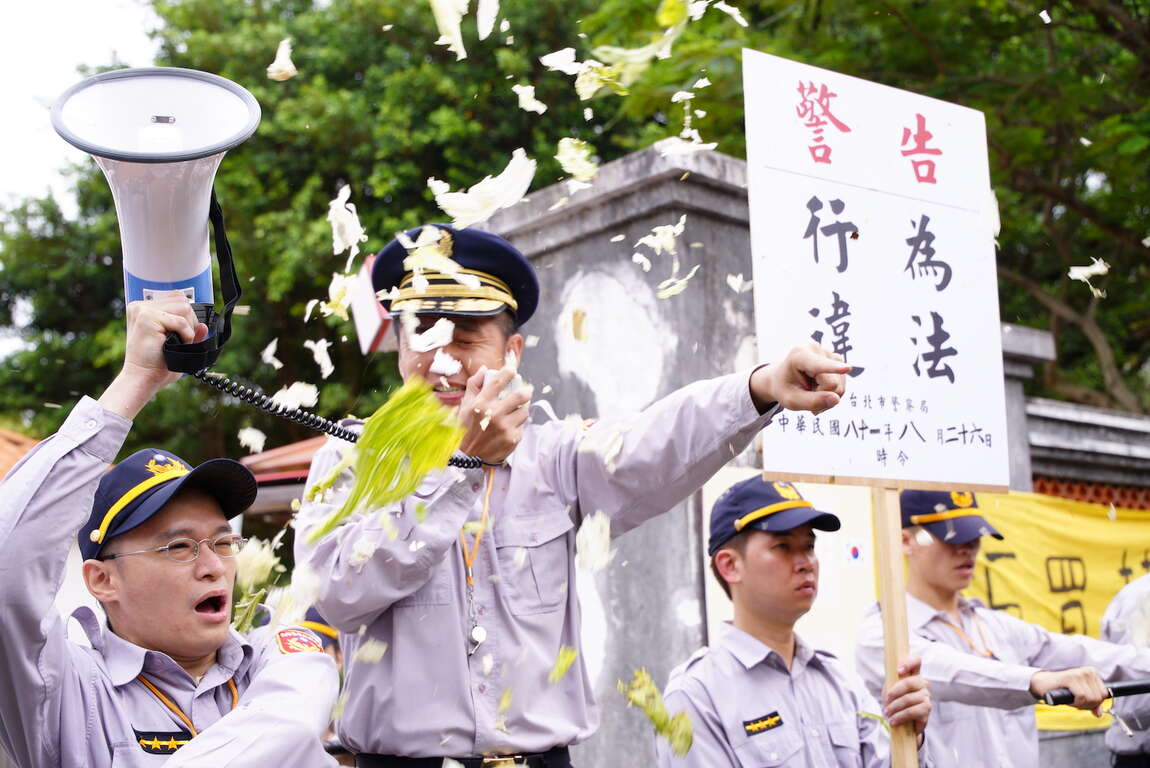 《國際橋牌社》警方遭丟蔬菜中景