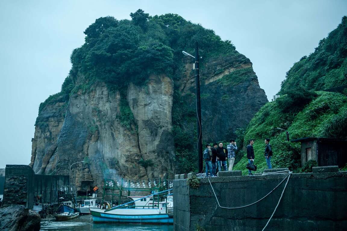 電視電影《角頭外傳：浪流連》劇照 腳色立於畫面一角