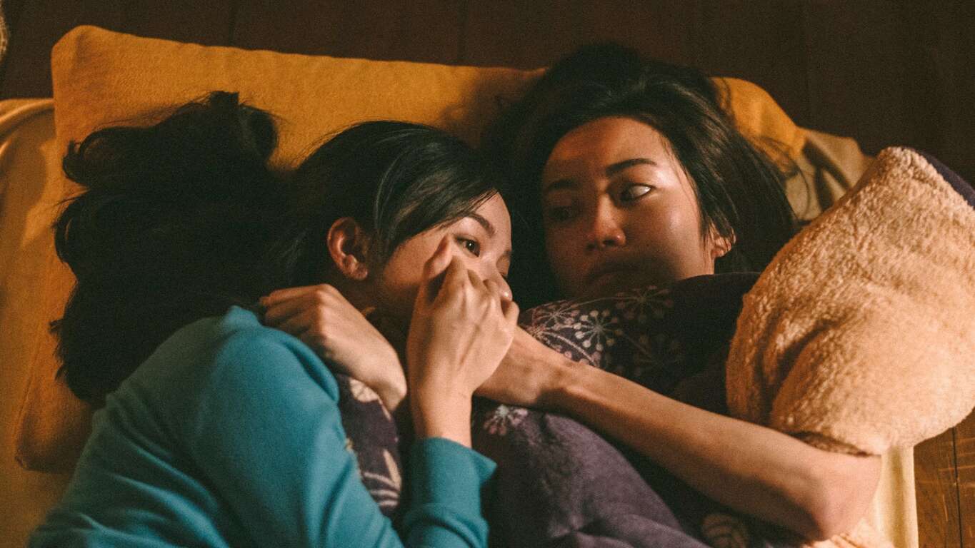朱力貝塔-床上握手