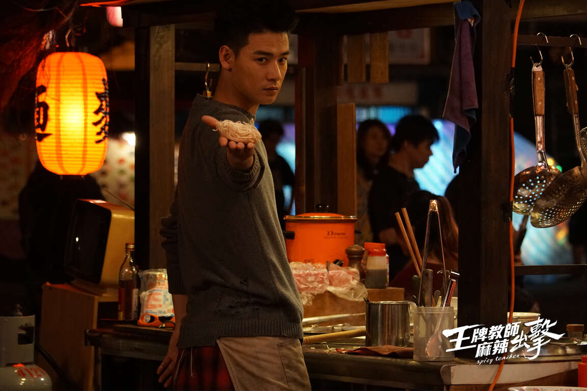 《王牌教師麻辣出擊》拍攝腳色帥氣回眸