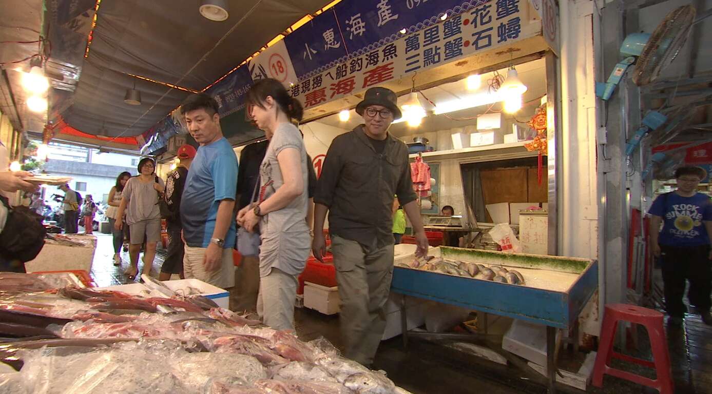 詹姆士出走料理-主持人走向魚攤