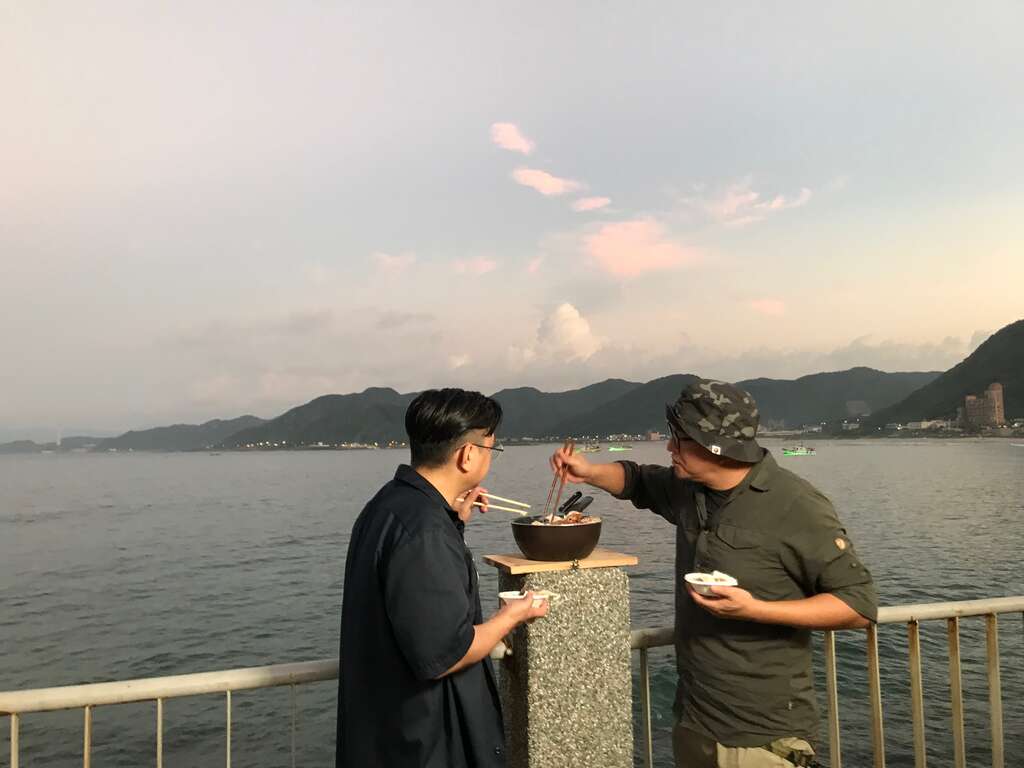 詹姆士出走料理-夾取鍋中食物