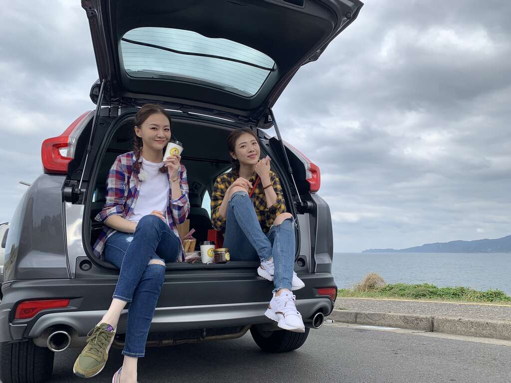 閨蜜愛旅行-坐於車後