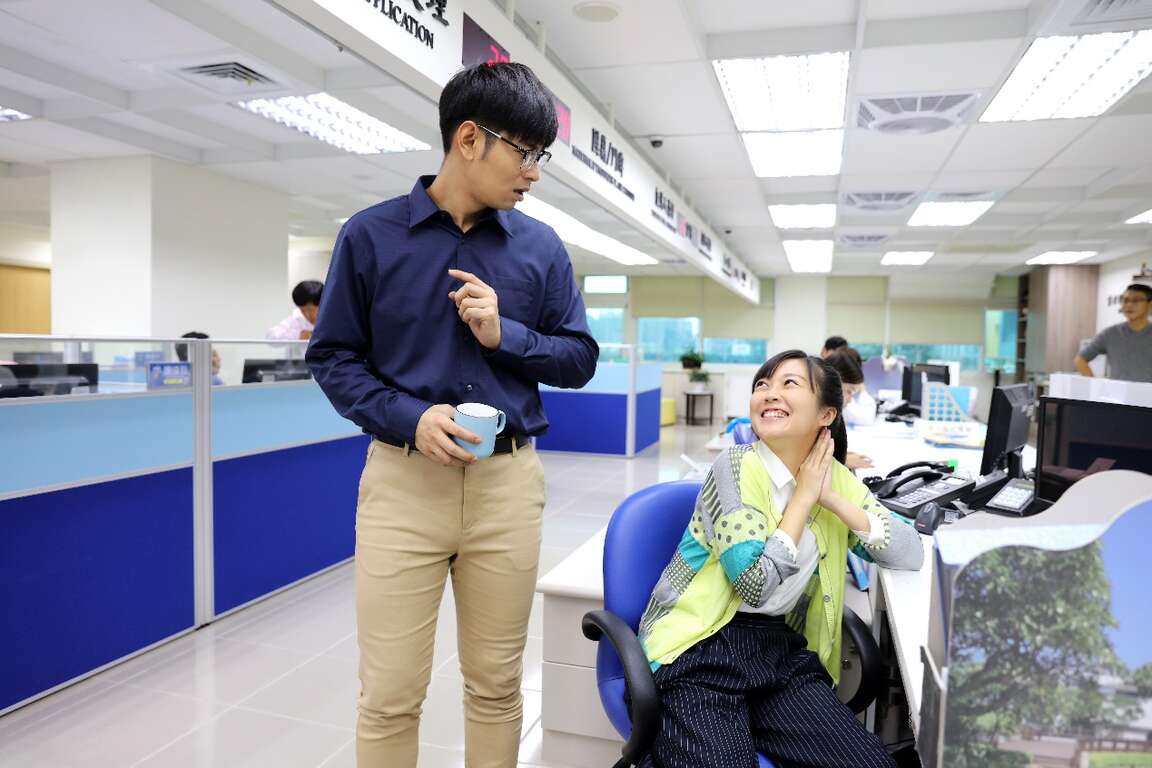 電視電影《你好！歡迎光臨》劇照 拍攝腳色互動