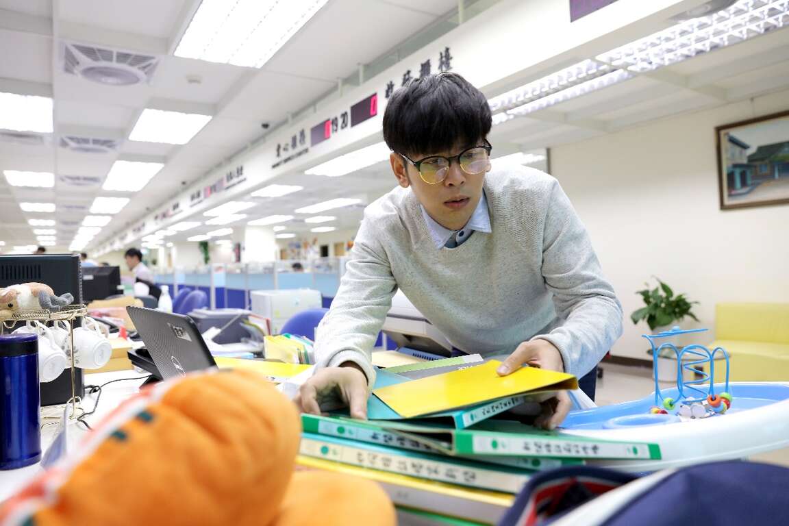 電視電影《你好！歡迎光臨》劇照 拍攝演員工作