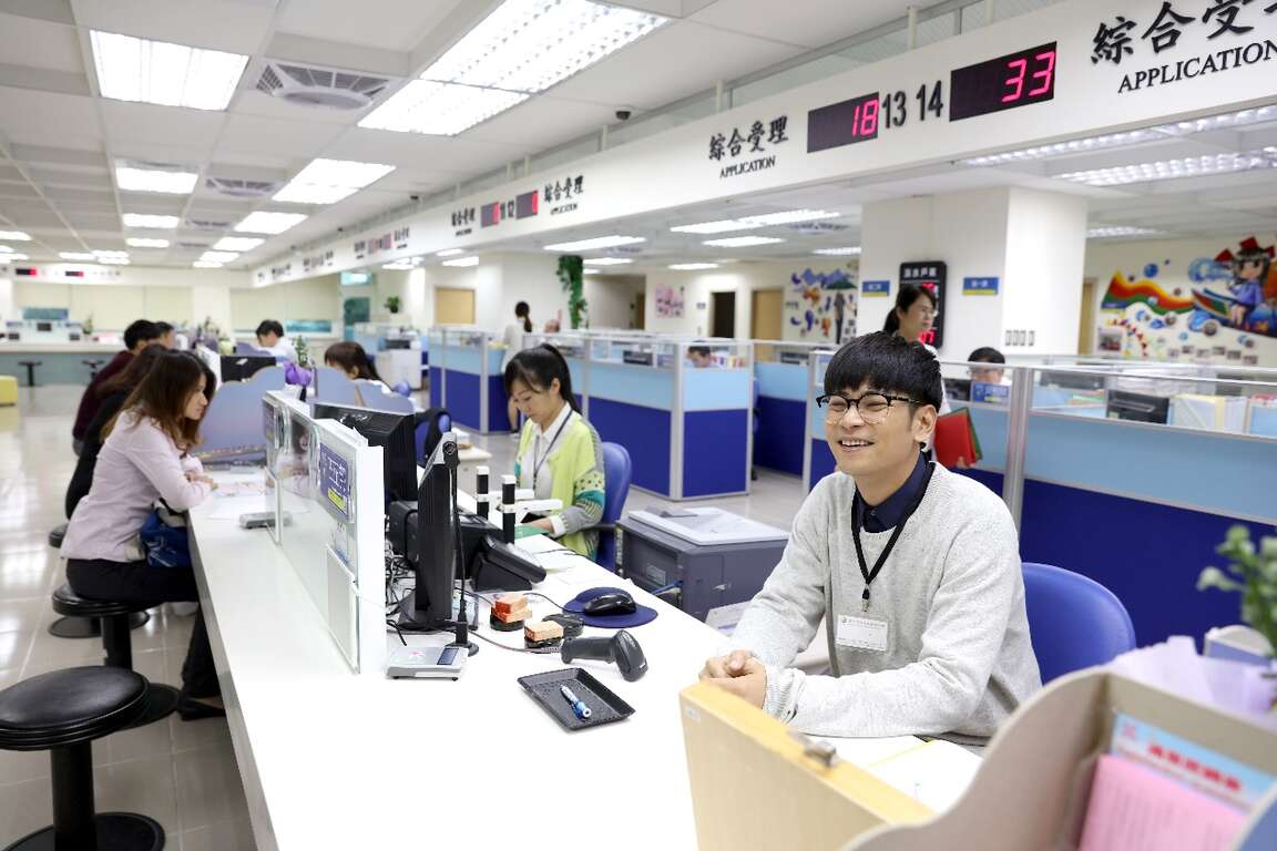 電視電影《你好！歡迎光臨》劇照 拍攝演員坐於櫃檯