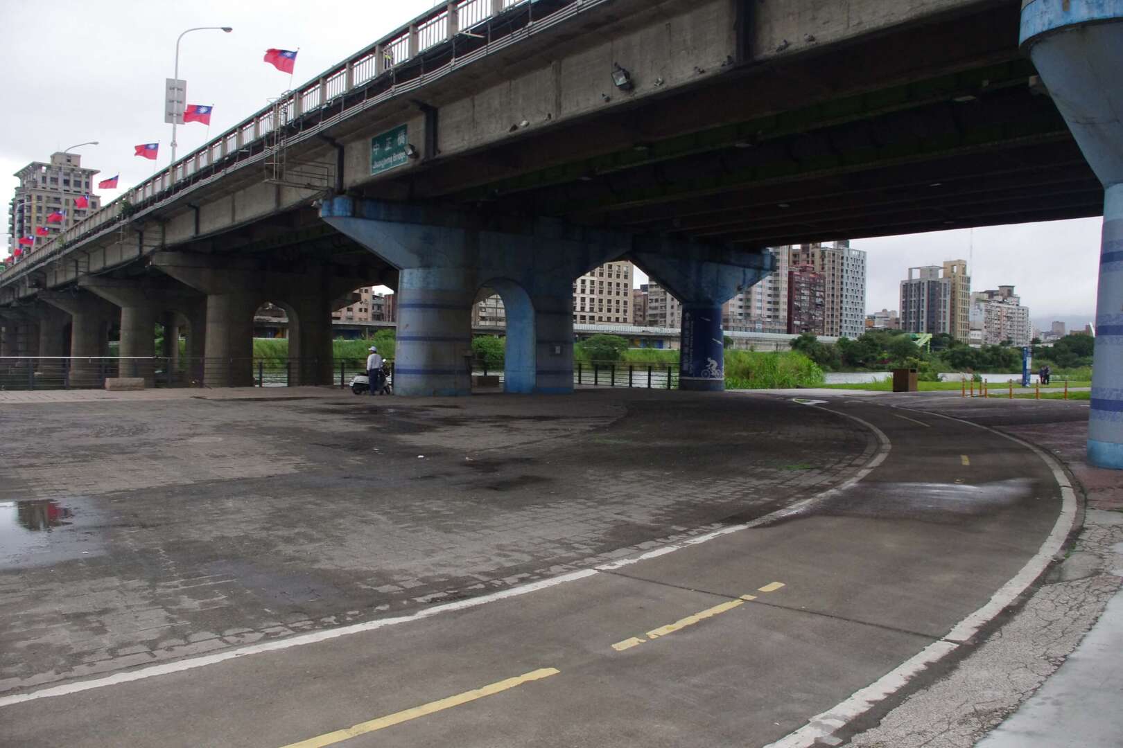 永和綠光河岸公園車道轉彎處